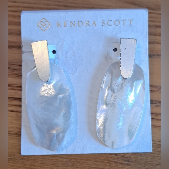 NWT Kendra Scott Shay Aragon Pearl & Silver Statement Neutral Earring Jewelery - Picture 1 of 4